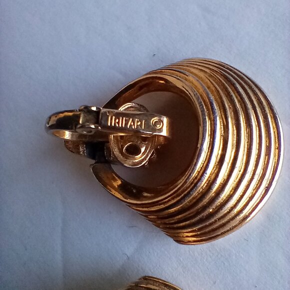 Vintage Trifari Clip On Earrings - Picture 3 of 3